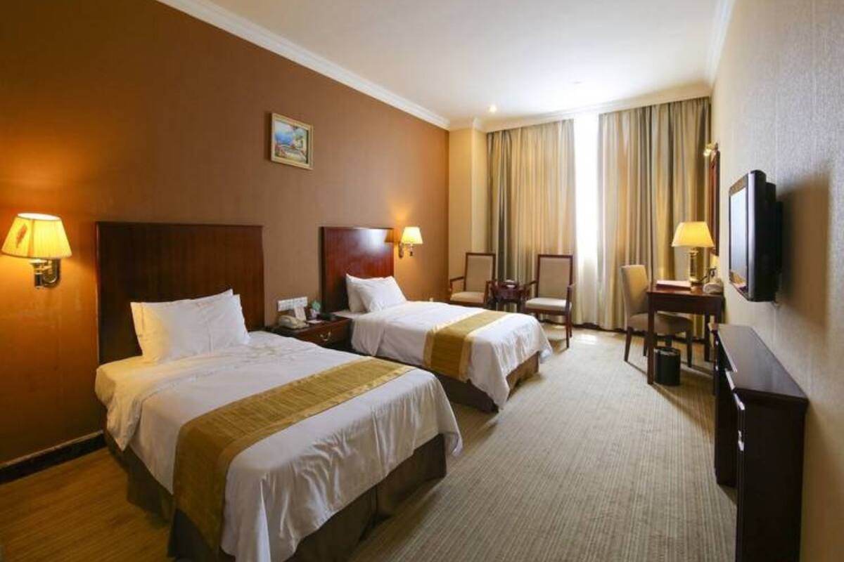 Standard Twin Room | In-room safe, desk, blackout drapes, bed sheets