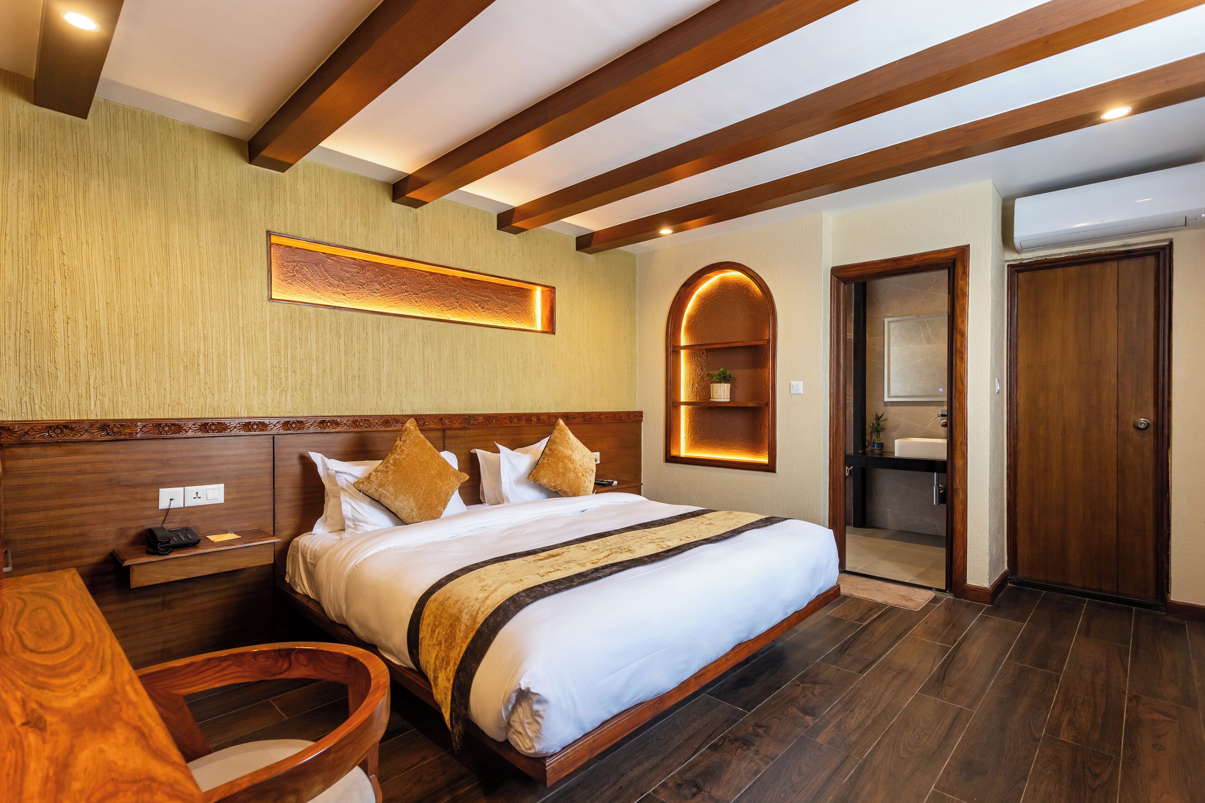 高级房, 1 张特大床, 露台, 山景 | 埃及棉床单、高档床上用品、羽绒被、客房内保险箱