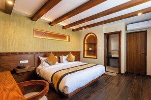 Habitación superior, 1 cama de matrimonio grande, terraza, vistas a la colina | Sábanas de algodón egipcio y ropa de cama de alta calidad