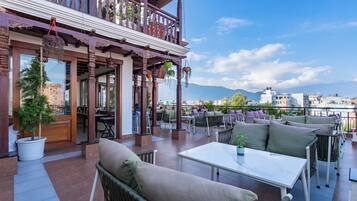 Breakfast, lunch, dinner served; American cuisine