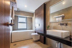 Suite Junior, 1 très grand lit, non-fumeur, baignoire | Salle de bain | Articles de toilette griffés, séchoir à cheveux, peignoirs, pantoufles