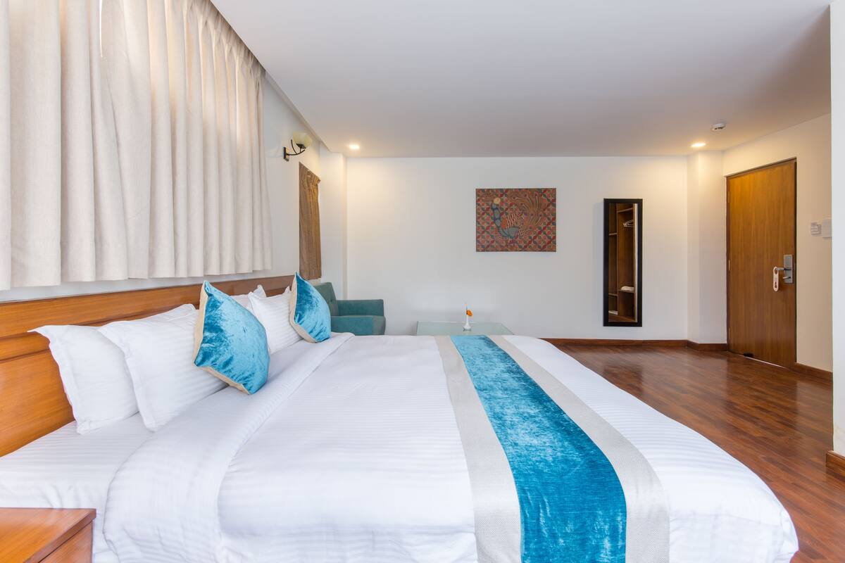 Egyptian cotton sheets, premium bedding, down duvets, in-room safe