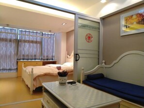 Schreibtisch, Verdunkelungsvorhänge, kostenloses WLAN