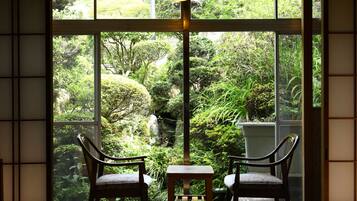 Brankas dan didekorasi berbeda-beda