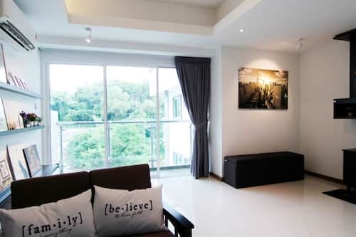 Deluxe Condo, Multiple Beds, Non Smoking | Living room | Flat-screen TV