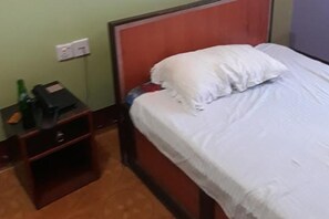 Habitación doble Deluxe, para no fumadores | 1 habitación, caja de seguridad en la habitación y escritorio