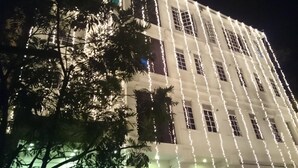 Um edifício com vários andares, decorado com luzes de cordão.