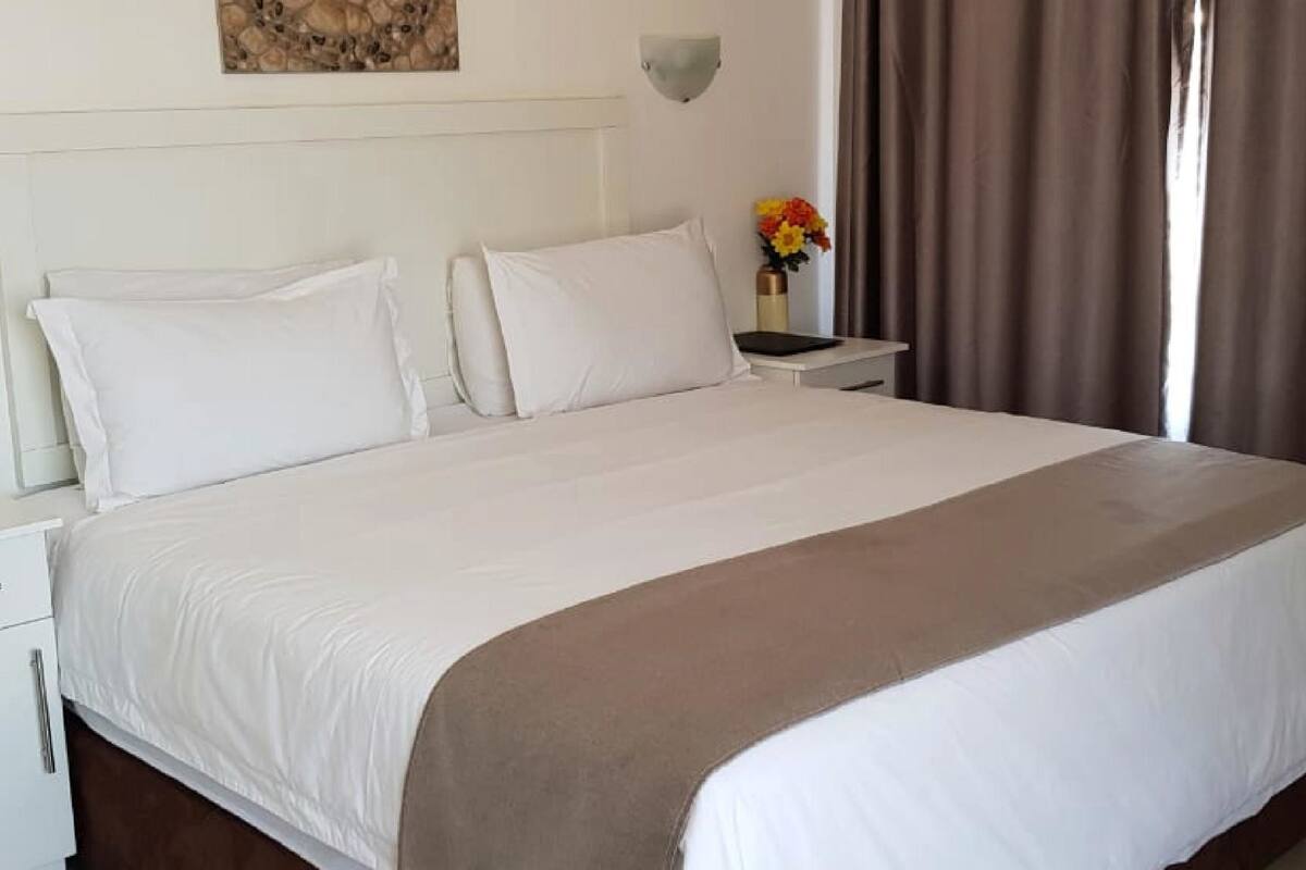 Deluxe Double or Twin Room | In-room safe, iron/ironing board (on request), free WiFi, bed sheets