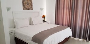 Coffres-forts dans les chambres, fer et planche à repasser