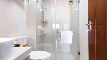 Shower, rainfall showerhead, free toiletries, hair dryer