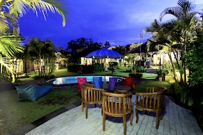 Una piscina al aire libre