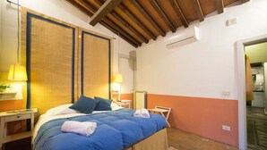 Apartamento, 1 quarto, para não fumantes | 1 quarto, escrivaninha, ferros/tábuas de passar roupa, Wi-Fi de cortesia