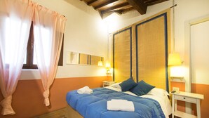 Apartamento, 1 quarto, para não fumantes | 1 quarto, escrivaninha, ferros/tábuas de passar roupa, Wi-Fi de cortesia