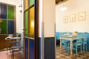 Living area - Fiesolana 6 - In the Heart of Sant'ambrogio (Florence)