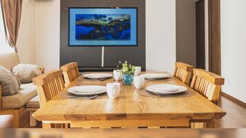 Deluxe Condo | In-room dining