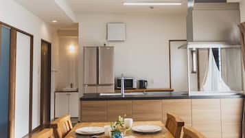 Condo Deluxe | Khu vực ăn uống tại phòng