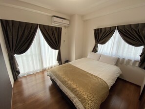 Desk, laptop workspace, blackout curtains, soundproofing - Comfort Plus (Chatan)