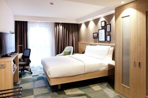 Room, 1 Queen Bed, Accessible | In-room safe, blackout drapes, soundproofing, free cribs/infant beds