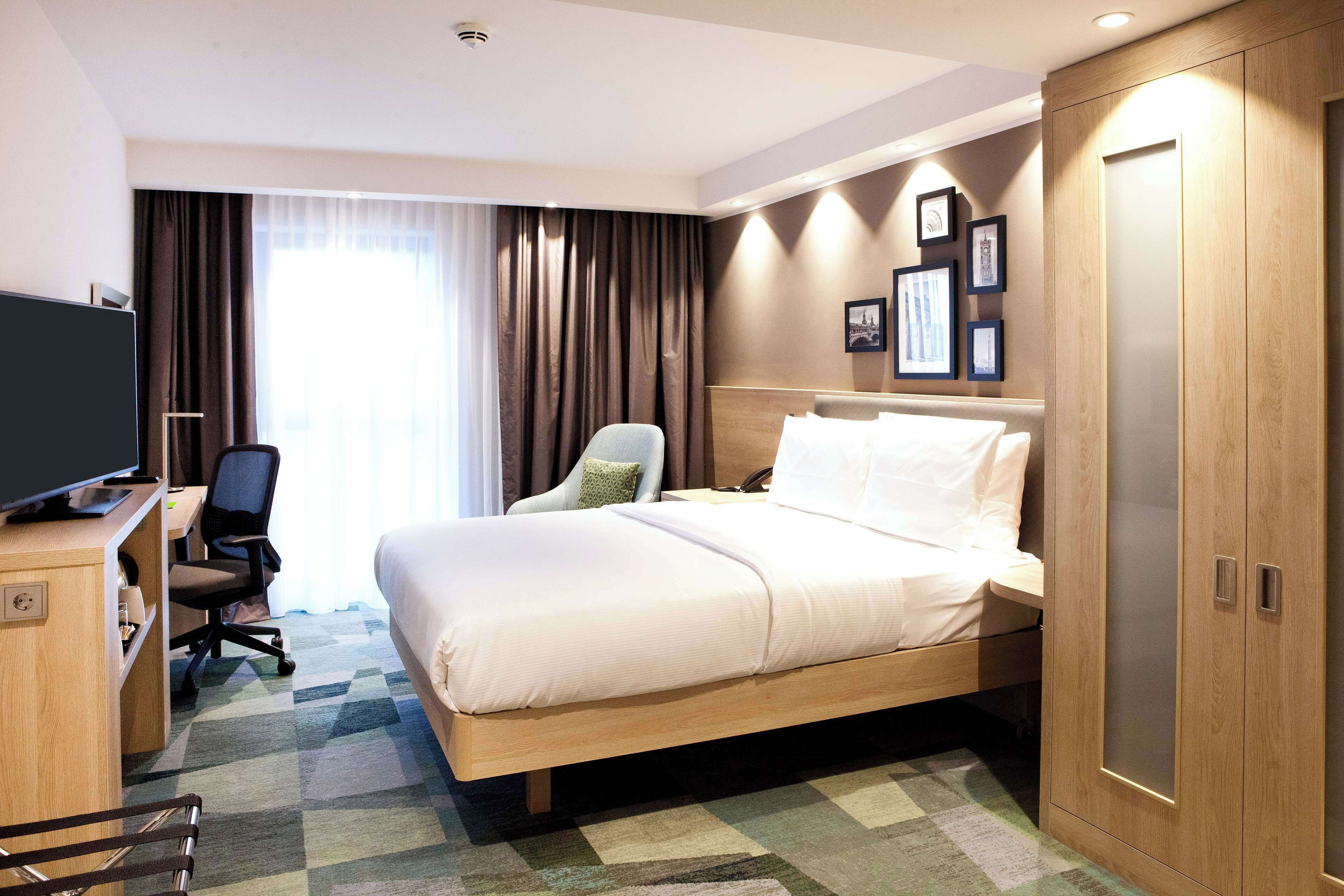 room, 1 queen bed, accessible | in-room safe, blackout curtains, soundproofing, free cots/infant beds