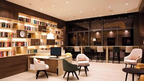 Una biblioteca moderna con estanterías, un escritorio y asientos cómodos.