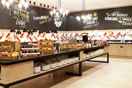 Desayuno buffet incluido todos los días . Hampton by Hilton Berlin City East Side Gallery