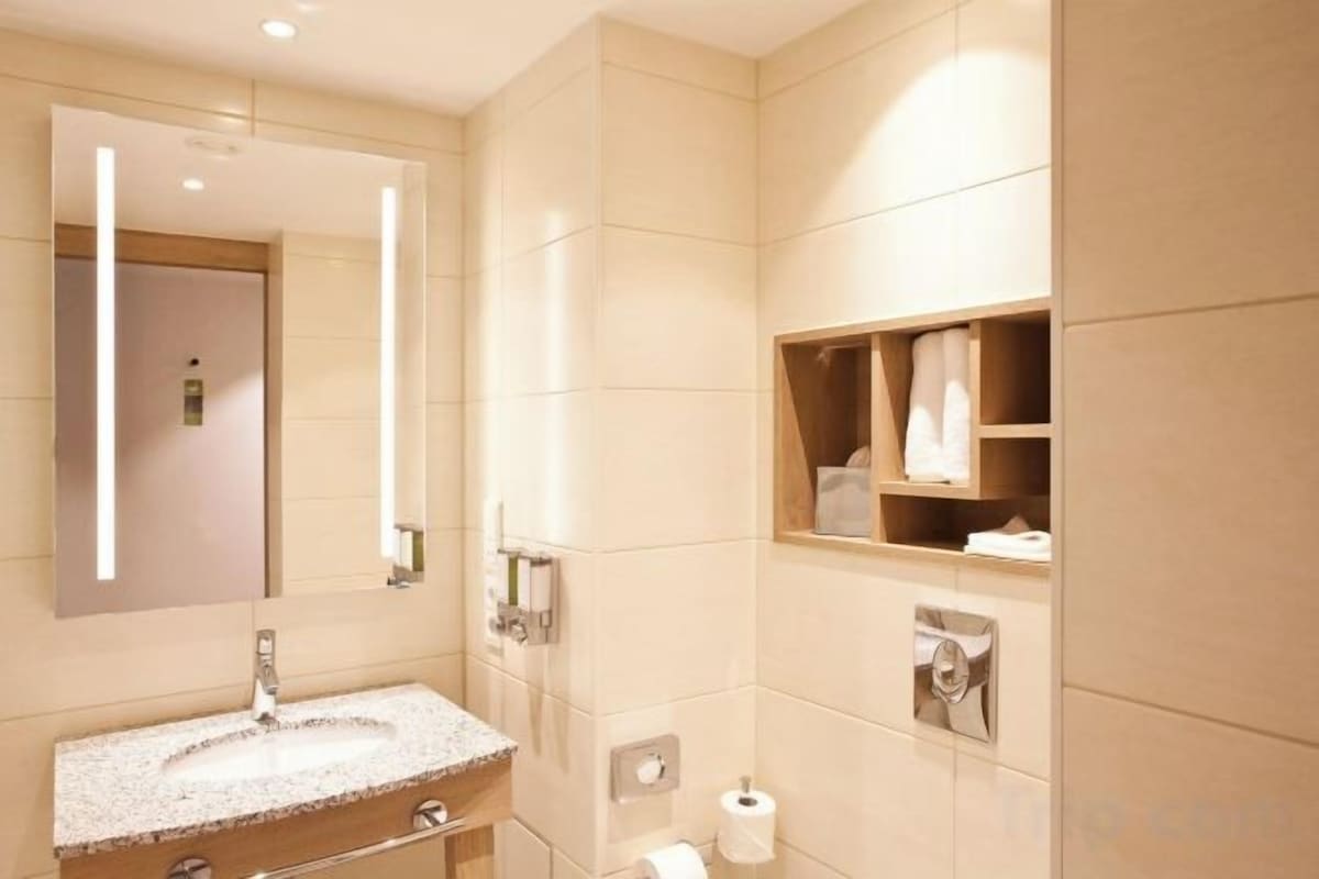 Ducha, artículos de higiene personal gratuitos y toallas