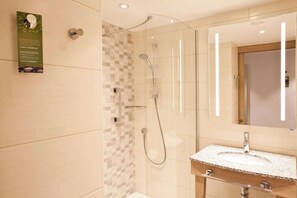 Dusche, kostenlose Toilettenartikel, Handtücher
