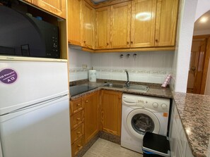 Refrigerador, microondas, cafetera y tetera y tetera eléctrica