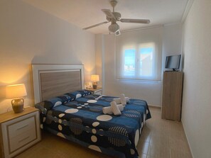 2 slaapkamers, een strijkplank/strijkijzer, gratis wifi, beddengoed