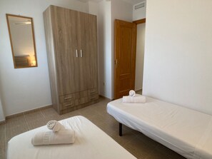 2 bedrooms, iron/ironing board, free WiFi, bed sheets