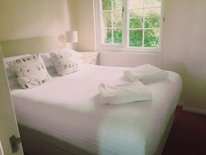 エコノミー シャレー | ミニバー (無料)、デスク、ノートパソコン用作業スペース、アイロン / アイロン台