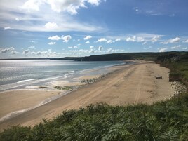 Beach nearby, white sand, 2 beach bars