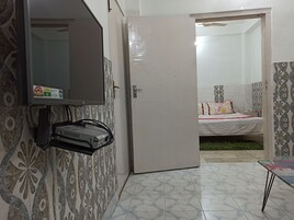 Ropa de cama de alta calidad, colchones con efecto memoria y escritorio 