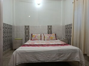 Deluxe-Einzelzimmer | Hochwertige Bettwaren, Betten mit Memory-Foam-Matratzen, Schreibtisch