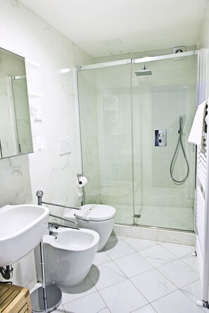 Lägenhet - 2 sovrum - icke-rökare | Badrum | Dusch, regndusch, gratis toalettartiklar och hårtork