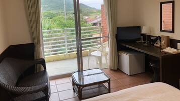 Twin Room | Minibar, desk, soundproofing, free WiFi