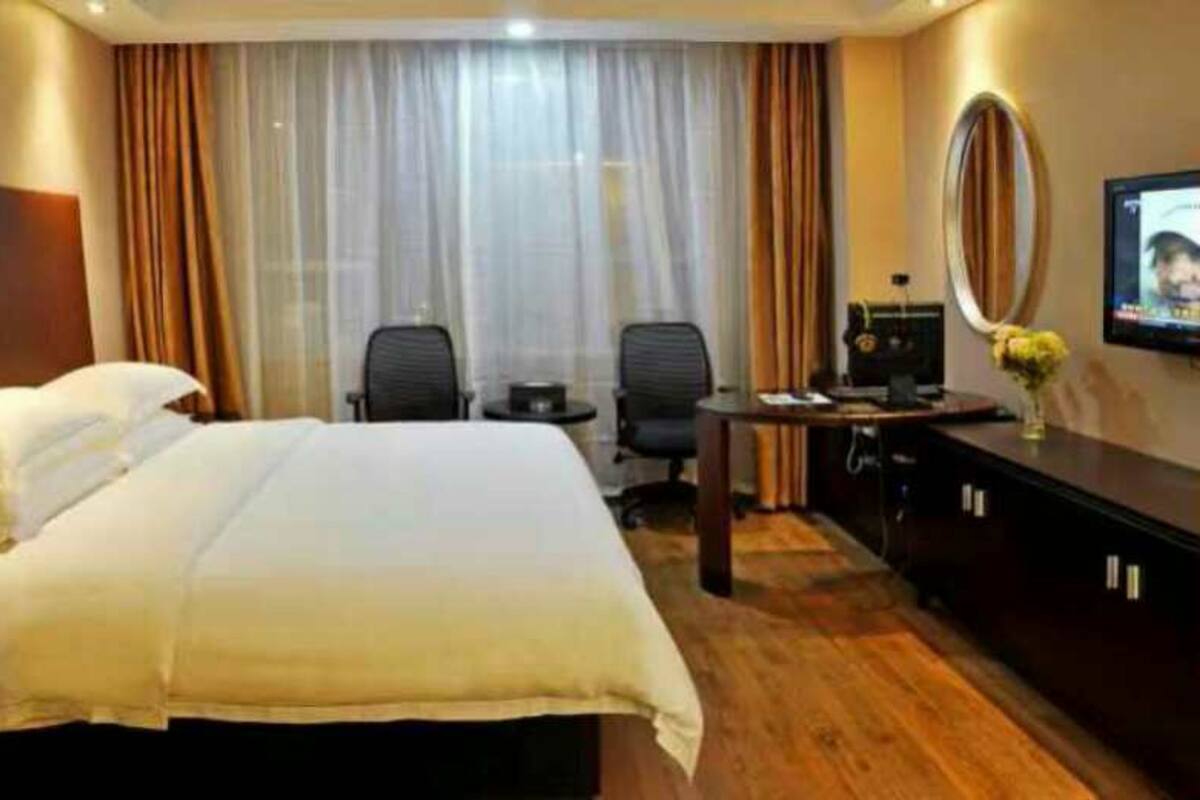 Business Double Room | Desk, blackout drapes, WiFi (free), bed sheets
