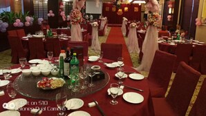 2 nhà hàng; phục vụ bữa sáng, bữa trưa và bữa tối