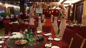 2 restaurants, breakfast served