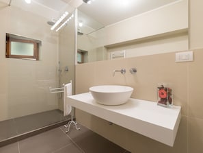 Apartment, 1 Bedroom, Non Smoking | Bathroom | Shower, rainfall showerhead, free toiletries, hair dryer