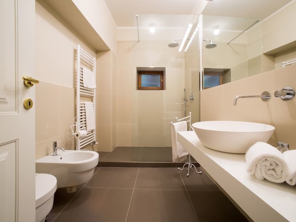 Apartment, 1 Bedroom, Non Smoking | Bathroom | Shower, rainfall showerhead, free toiletries, hair dryer