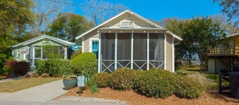 Mermaid Retreat 2 Blocks From the Beach! ~Sea Glass Cottage