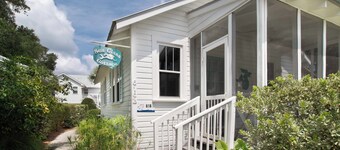 Mermaid Retreat 2 Blocks From the Beach! ~Sea Glass Cottage