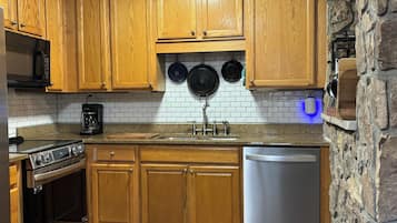 冰箱、微波炉、烤箱、炉灶