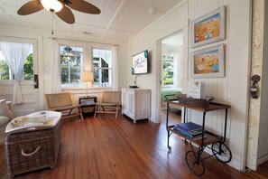 6 bedrooms, WiFi, bed sheets - One house plus 2 cottages on the same lot~Family Houses (Folly Beach)
