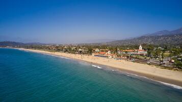 Ranta lähistöllä, aurinkotuoleja, rantapyyhkeitä