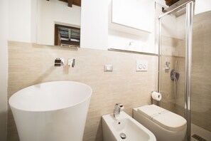 Appartamento, 1 camera da letto, non fumatori | Bagno | Doccia, soffione a pioggia, set di cortesia gratuito, asciugacapelli