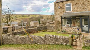 A stone house with a garden, a stone wall, and a view of the countryside. - 1 Braeside (Bishop Auckland)