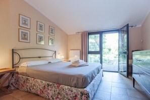 Individually decorated, individually furnished, free cots/infant beds