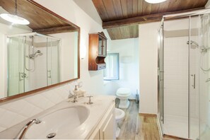 Dusche, Regendusche, kostenlose Toilettenartikel, Haartrockner